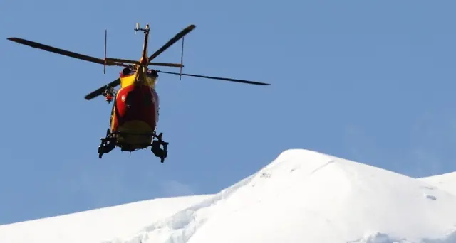 Volo di 400 metri, muore davanti al figlio