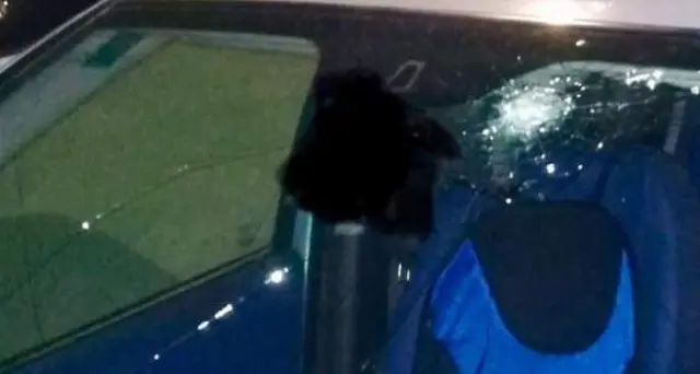 Sassi su auto, illesi i due occupanti