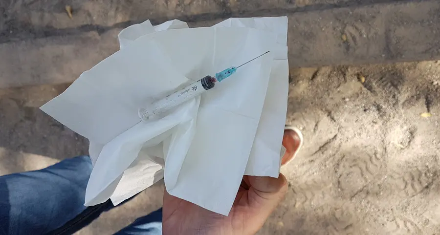 Siringa nella sabbia dei bambini