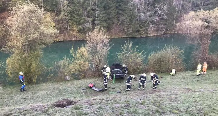 Incidente mortale in Val Pusteria, auto fuori controllo esce di strada e finisce nella Rienza