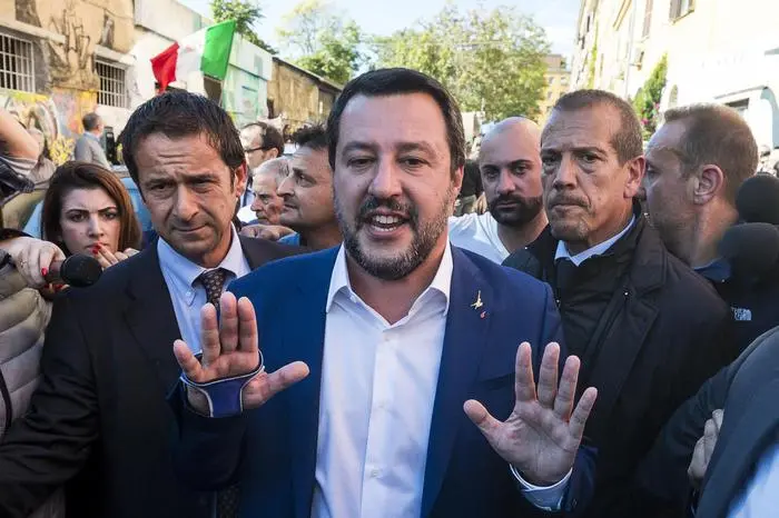 Il ministro dell'Interno e vicepremier Matteo Salvini al suo arrivo al complesso abbandonato in via dei Lucani a San Lorenzo dove è stato trovato il corpo senza vita di Desiree, Roma, 24 ottobre 2018. ANSA/ANGELO CARCONI