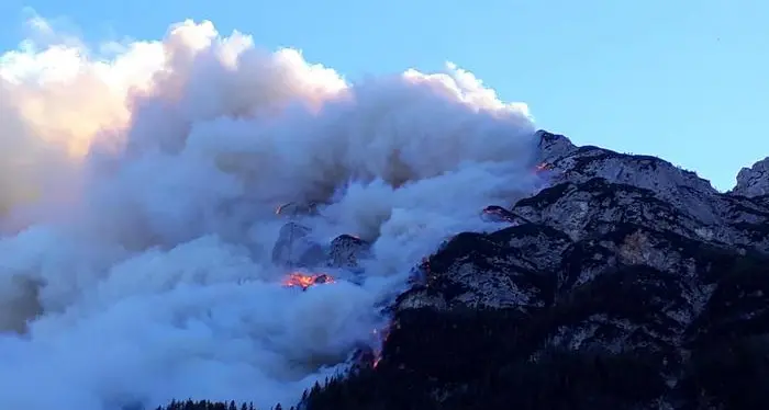 Incendio nell'Agordino, salvi i due escursionisti bloccati dalle fiamme