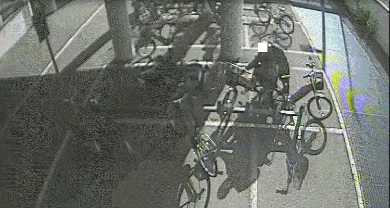 Ruba la batteria di una bici elettrica sotto la caserma dei vigili urbani, denunciato