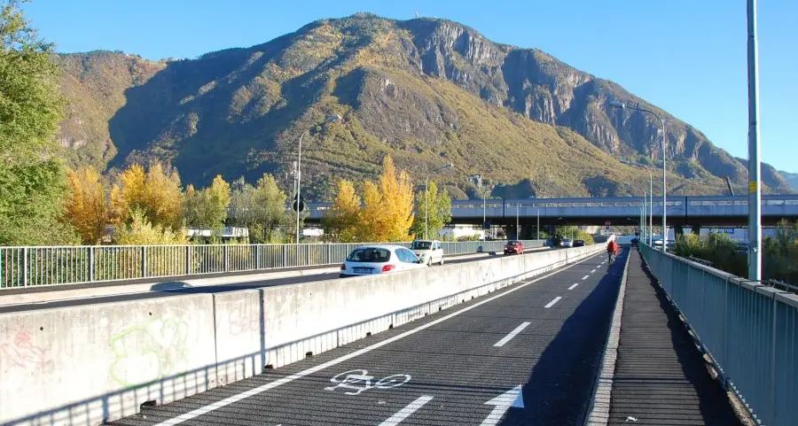 Ponte Palermo, anziana tenta il gesto estremo: salvata da un vigile fuori servizio