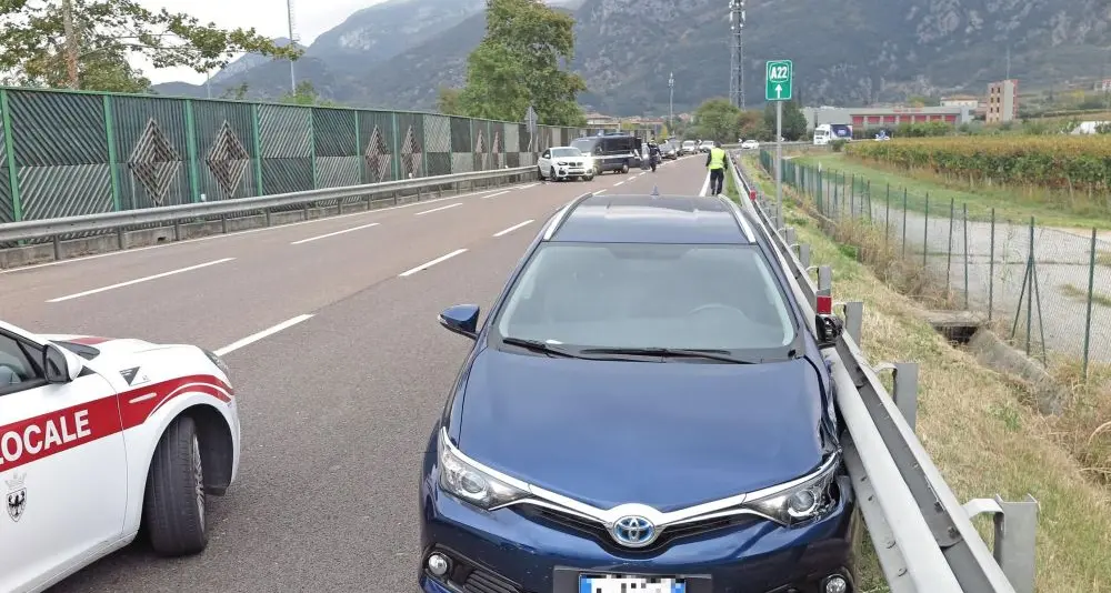 Arco, sbuca il ragno e il conducente si schianta