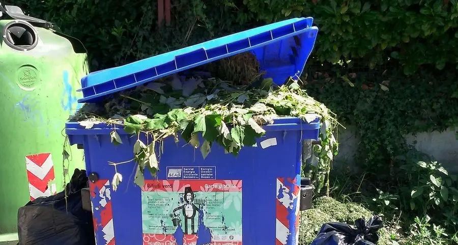 Dietrofront del Comune: cassonetti blu in strada