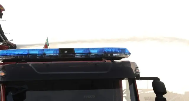 Incendio azienda nel Pavese, un ferito