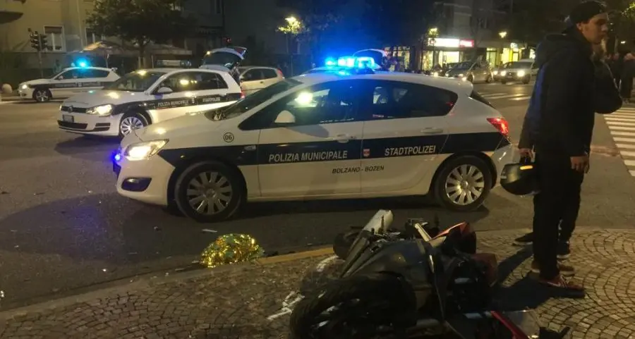 Bolzano, incidente tra via Roma e via Torino: giovane centauro si scontra con un'auto