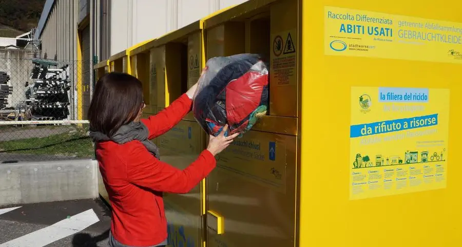 Abiti usati, ricavato destinato a progetti sociali in loco