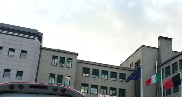 Albero su auto in Valle d'Aosta, 2 morti