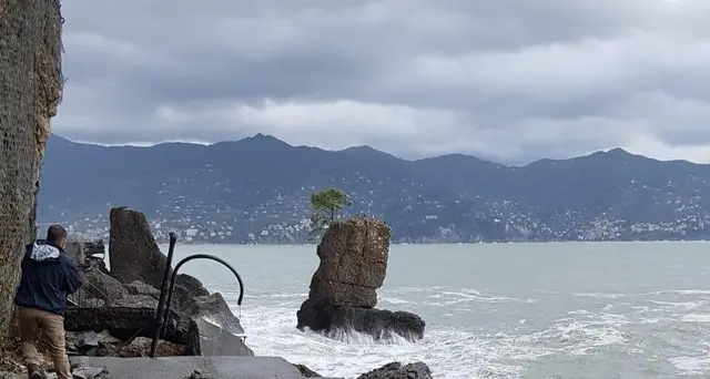 Onde 10 metri,ma pino su scoglio resiste