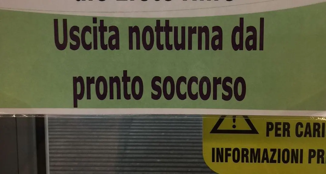 Bolzano, troppi senzatetto davanti al Pronto soccorso, guardie giurate all'ospedale