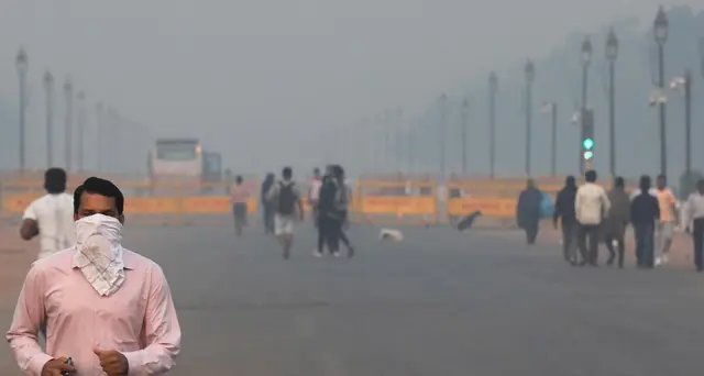 Allarme rosso per smog a New Delhi