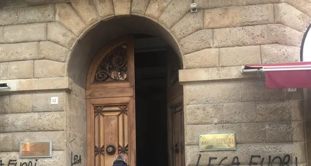 'Lega fuorilegge', scritte a Livorno