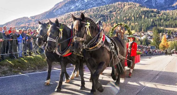 Val Badia, domani torna la cavalcata di San Leonardo