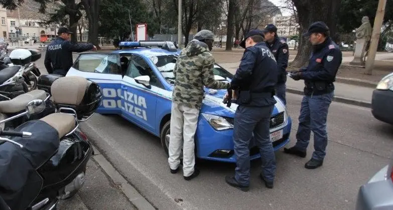 Rapinata una ragazza nei giardini della stazione