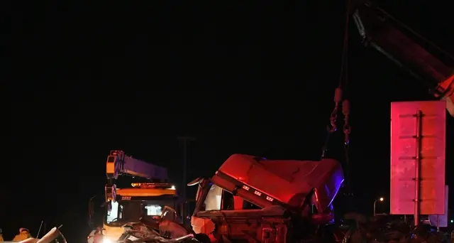 Cina, tir su coda auto: almeno 14 morti