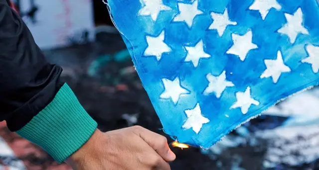 Iran in piazza, a fuoco bandiera Usa