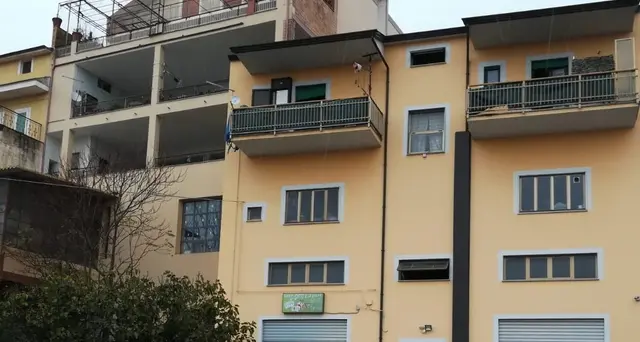 Fa esplodere casa e uccide convivente