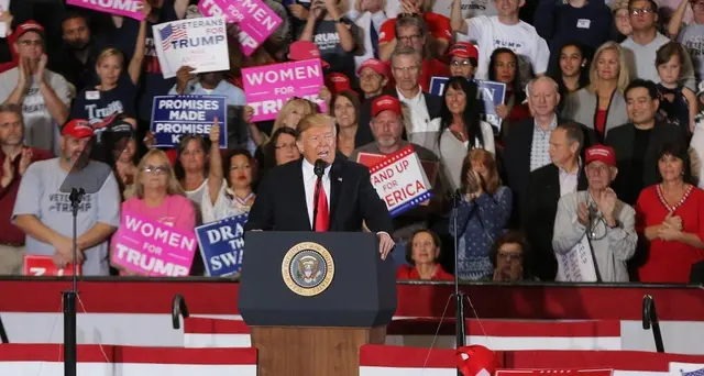 Trump twitta una foto delle sue folle