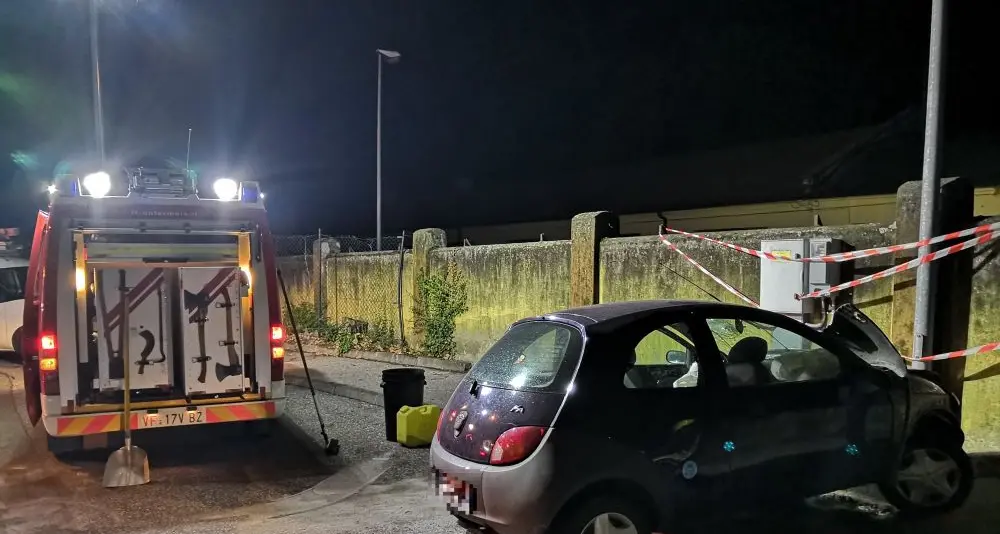 Merano, auto finisce contro un palo con a bordo tre ragazzi, alla guida un minorenne
