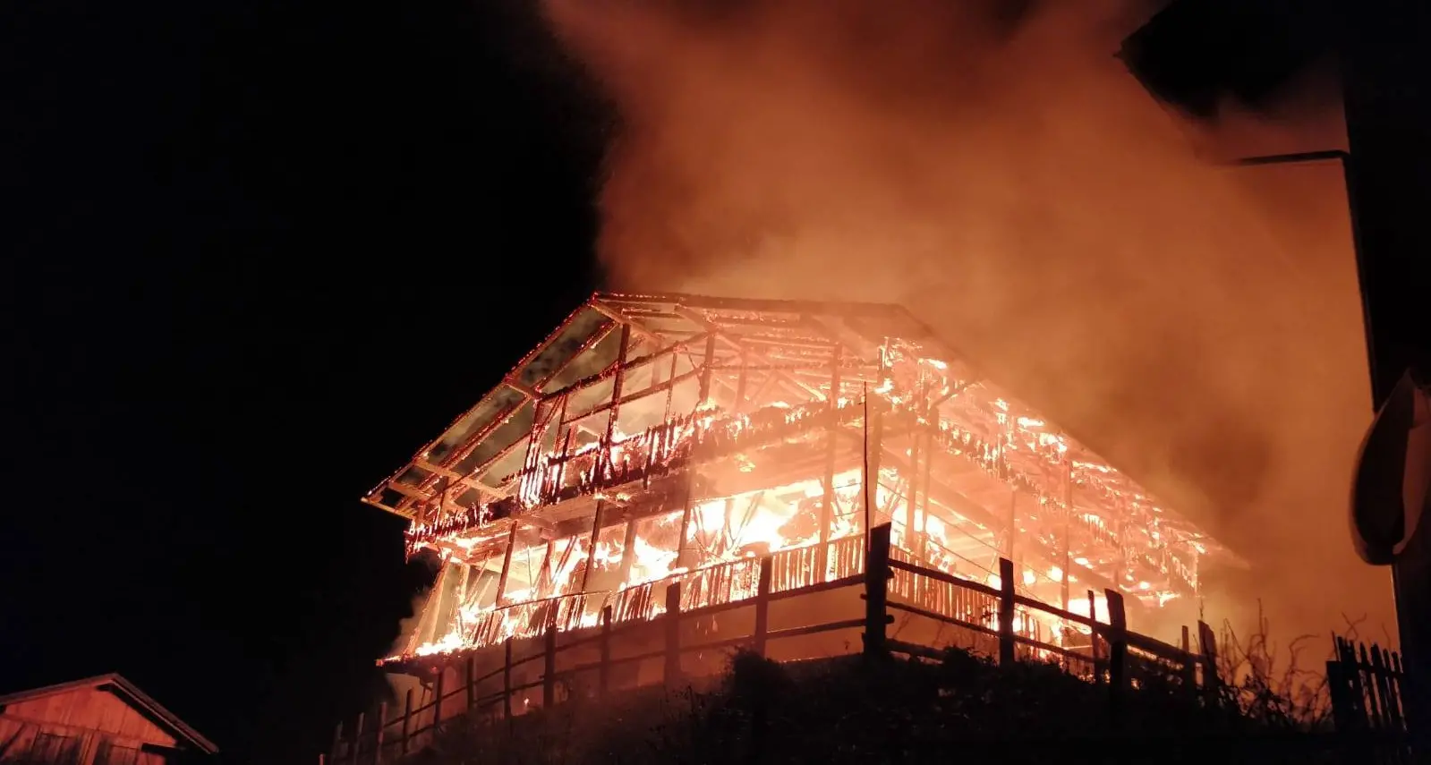 Val Badia, fienile avvolto e distrutto dalle fiamme