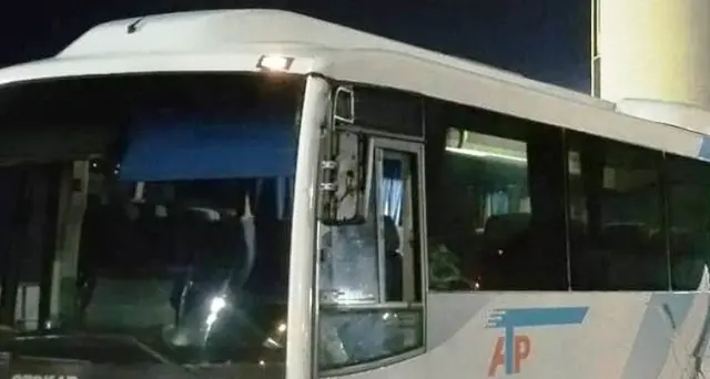 Bus perde ruota, svitati i bulloni