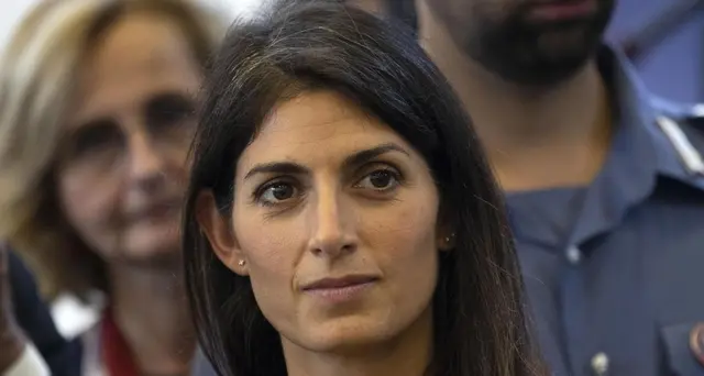 Pm, Raggi mentì per evitare dimissioni