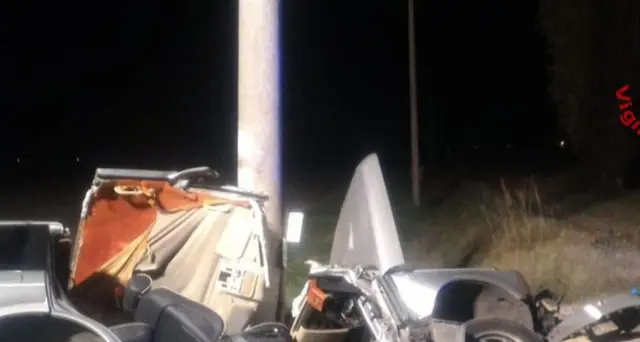 Fuggono da Cc poi si schiantano, 2 morti