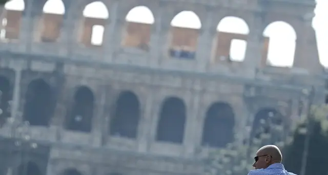 Italiani sempre più a piedi e in bici