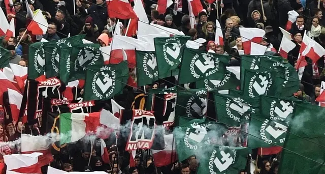 Striscioni Forza Nuova a marcia Varsavia