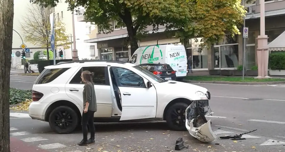 Il suv si sporge su Corso Italia mentre passa l'autobus: centrato