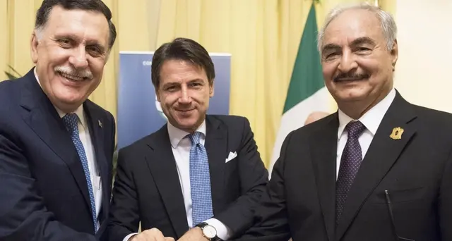 La stretta di mano Sarraj-Haftar