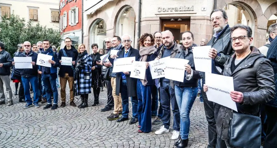 Giornalisti in piazza dopo le dichiarazioni di Di Maio e Di Battista