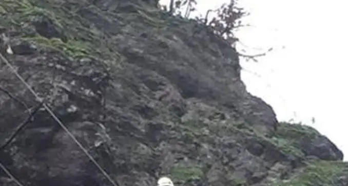 Monte Franco, sassi sulla strada