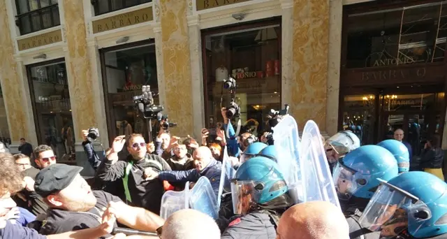 Salvini a Napoli, manifestanti respinti