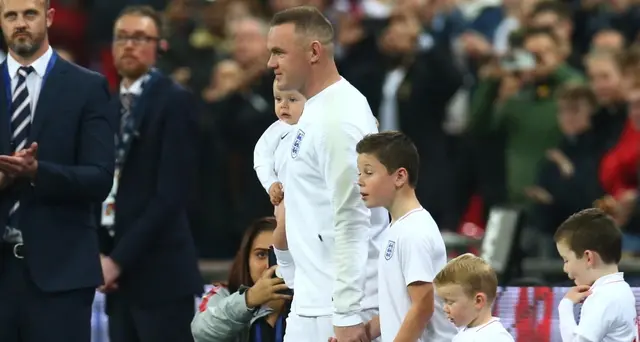 Wayne Rooney saluta nazionale inglese