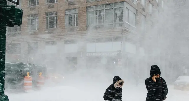 8 morti per tempesta neve, Ny bloccata