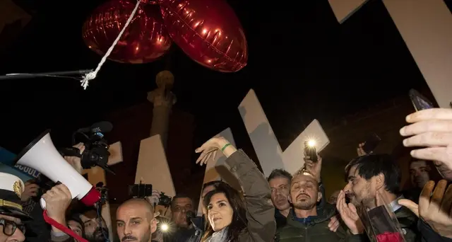 Raggi commossa con i supporter