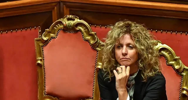 Lezzi, uova e volantini 'No Tap' al M5s