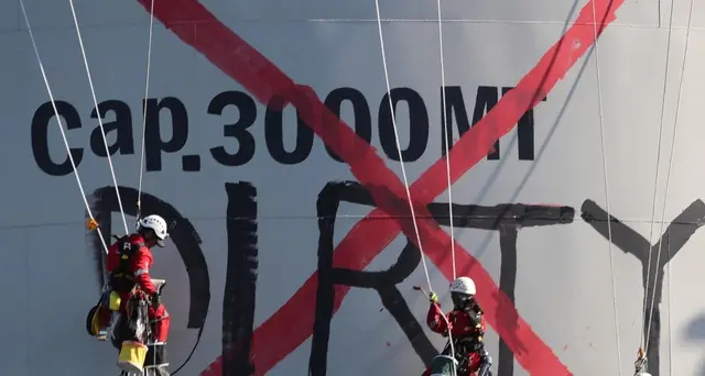 Greenpeace 'abborda' nave, sei arresti