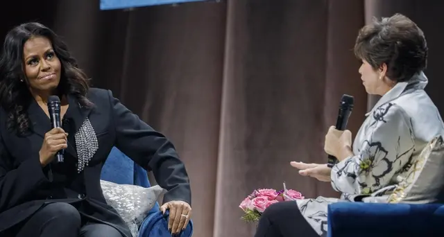 Michelle presenta libro,a sorpresa Obama