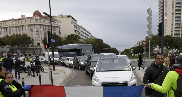 Gilet gialli bloccano depositi benzina