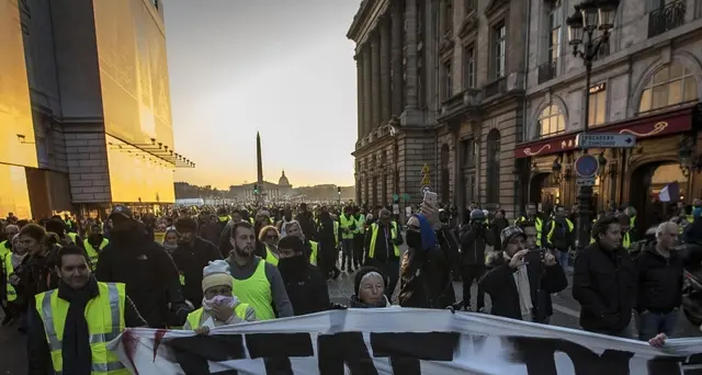 Gilet gialli, 'sabato blocchiamo Parigi'