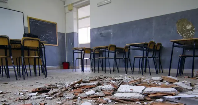 Calcinacci in asilo, ferite due bimbe