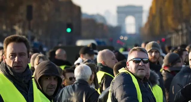 Gilet gialli, invasi gli Champs-Elysees