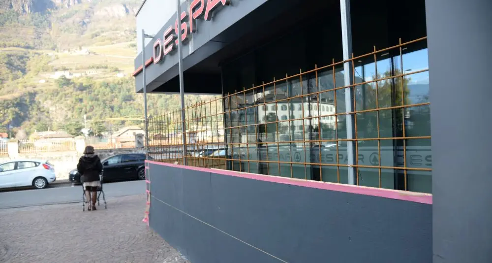 Bolzano, una barriera contro i bivacchi dei senzatetto davanti al supermercato