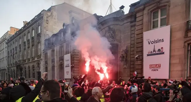 Gilet gialli attaccano casa deputata
