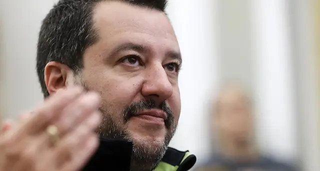 Salvini, Malta abbandona barca migranti