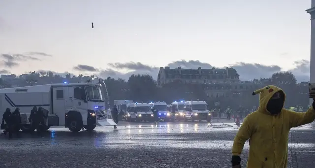 Gilet gialli, evacuati gli Champs-Elyees